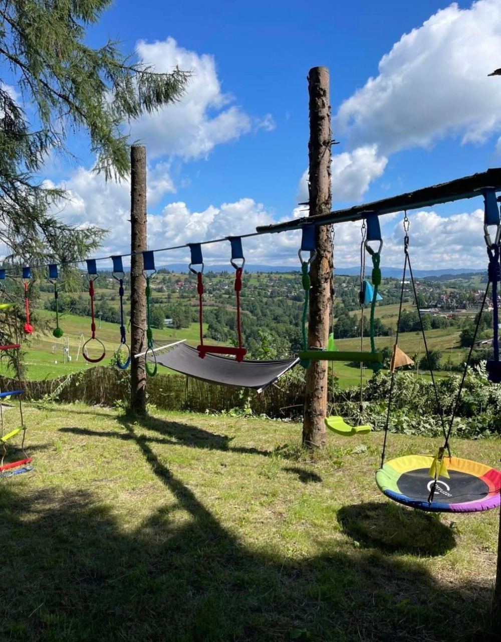 Pokoje Baca — plac zabaw z huśtawkami i panoramą Podhala